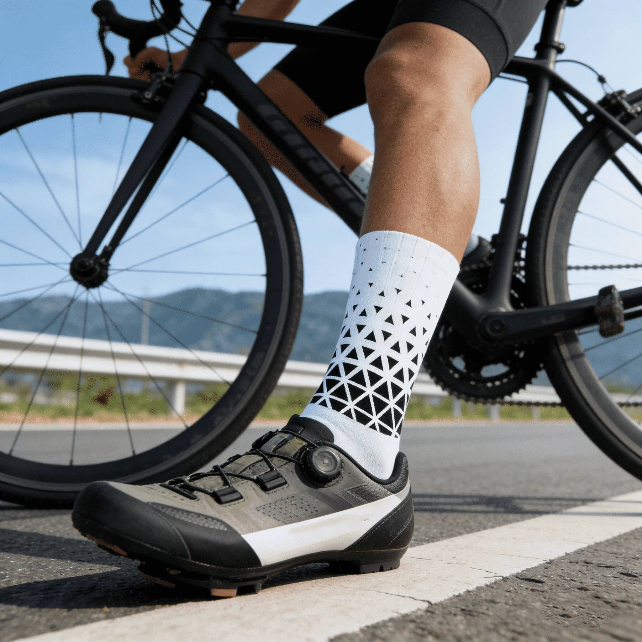 جوارب ركوب الدراجات الاحترافية - مراجعة Cycling High Gear وسعره