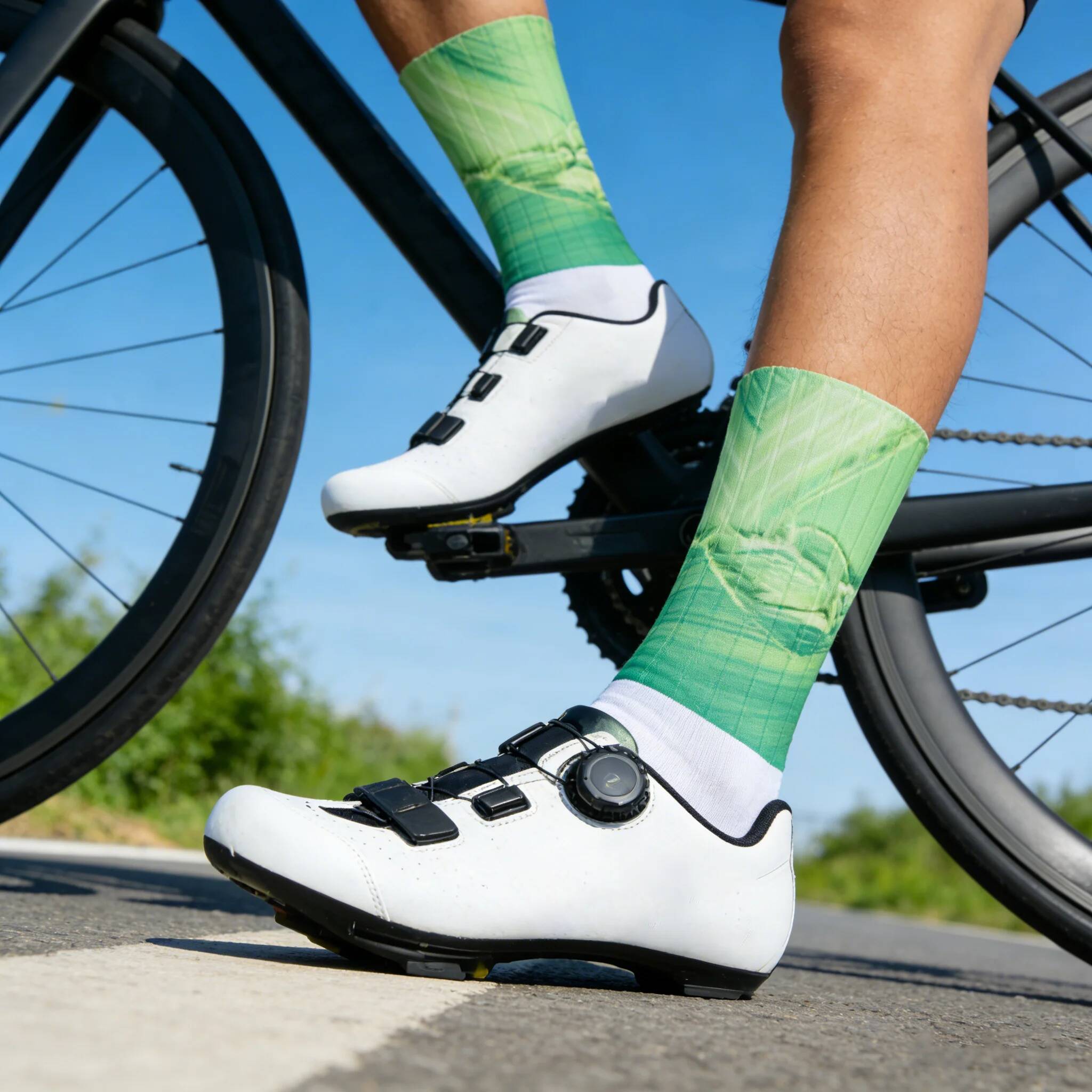 جوارب ركوب الدراجات الاحترافية - مراجعة Cycling High Gear وسعره