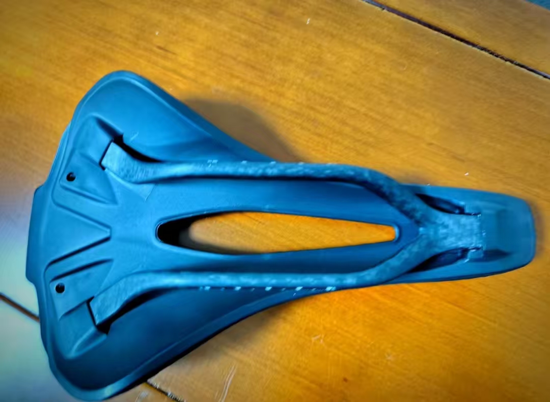 مقعد دراجة مصنوع من ألياف الكر - مراجعة Carbon Fiber Saddle وسعره