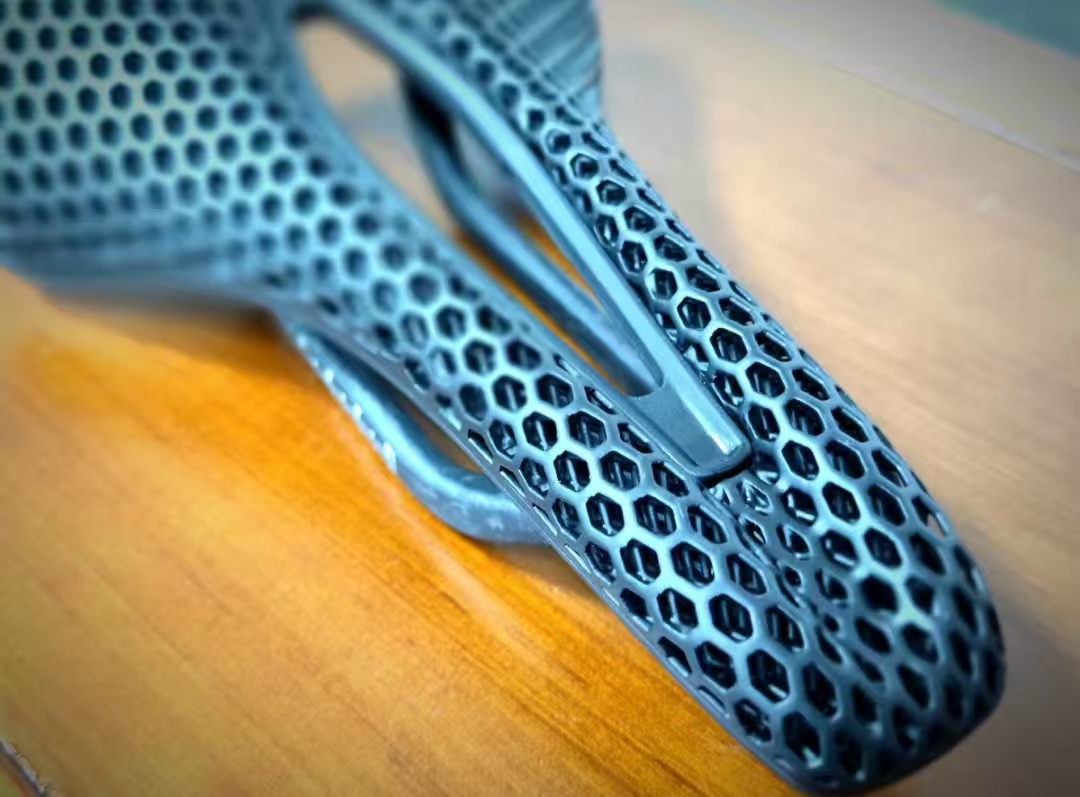 مقعد دراجة مصنوع من ألياف الكر - مراجعة Carbon Fiber Saddle وسعره