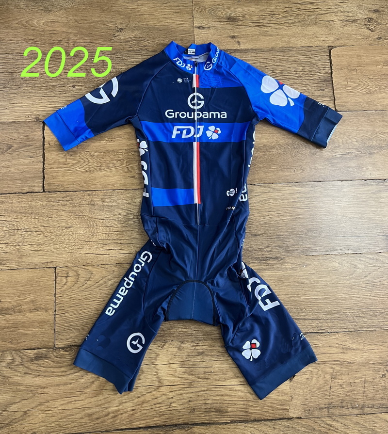 بدلة جلدية مقطوعة بالليزر 2026 - مراجعة Cycling Gear Material وسعره